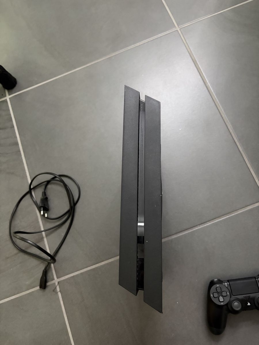 Sony Console: PS4 Fat + Controller + Netzkabel (bundle) – Usato da Niederurnen venduto da mat_22hd 2
