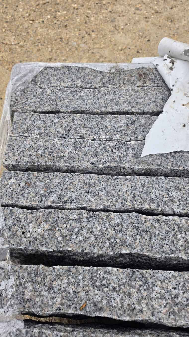 Pietre & tegole: 10 Stk. Palisaden Granit hellgrau / Format 250cmx30cmx8cm – Nuovo e nell'imballaggio originale da Steinmaur venduto da Steinbeisser 1