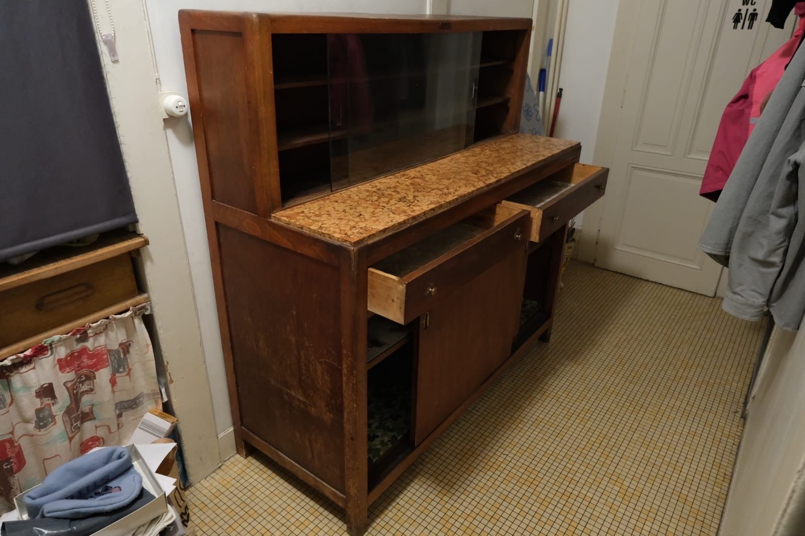 Cassettiere: Présentoir vitré sur "commode" + 2 tiroirs, 4portes. – Usato da Vevey venduto da cburgle 3