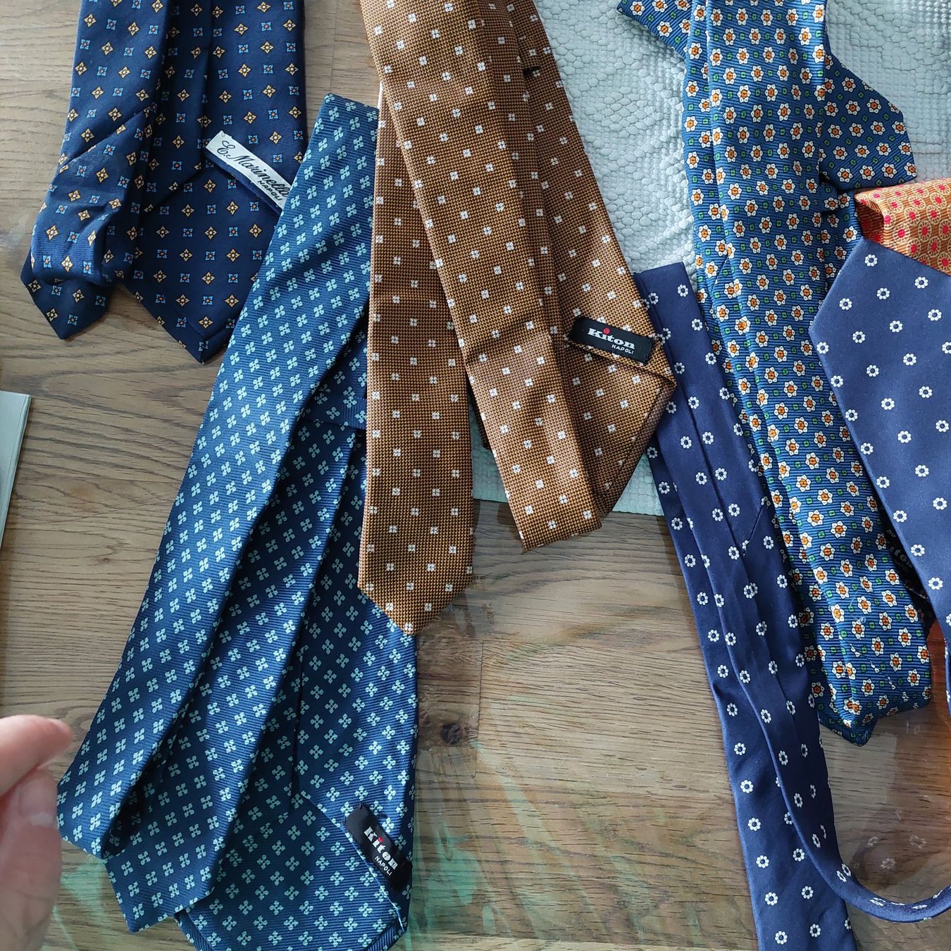 Kiton Cravatte: 6-er Krawatten handgefertigt Kiton - Neu – Nuovo (secondo la descrizione) da Walenstadt venduto da ELNINOMARAVILLA 6