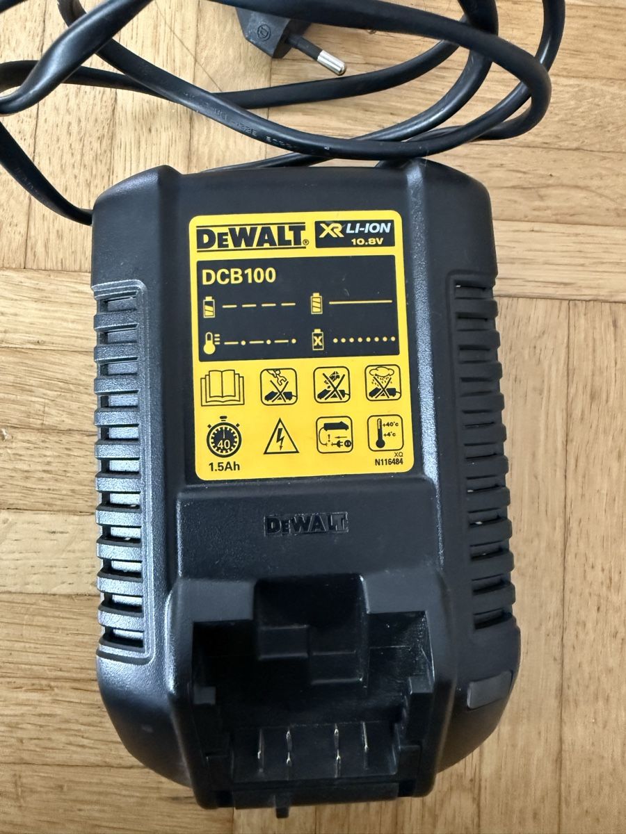 Dewalt Caricatori & Batterie: DeWalt Ladegerät DCB100 Neuwertig – Usato da St. Gallen venduto da besi97 1