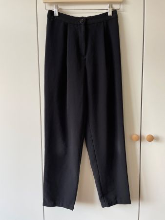 H&M Divided schwarze Stoffhose / Bundfaltenhose – Grösse 34