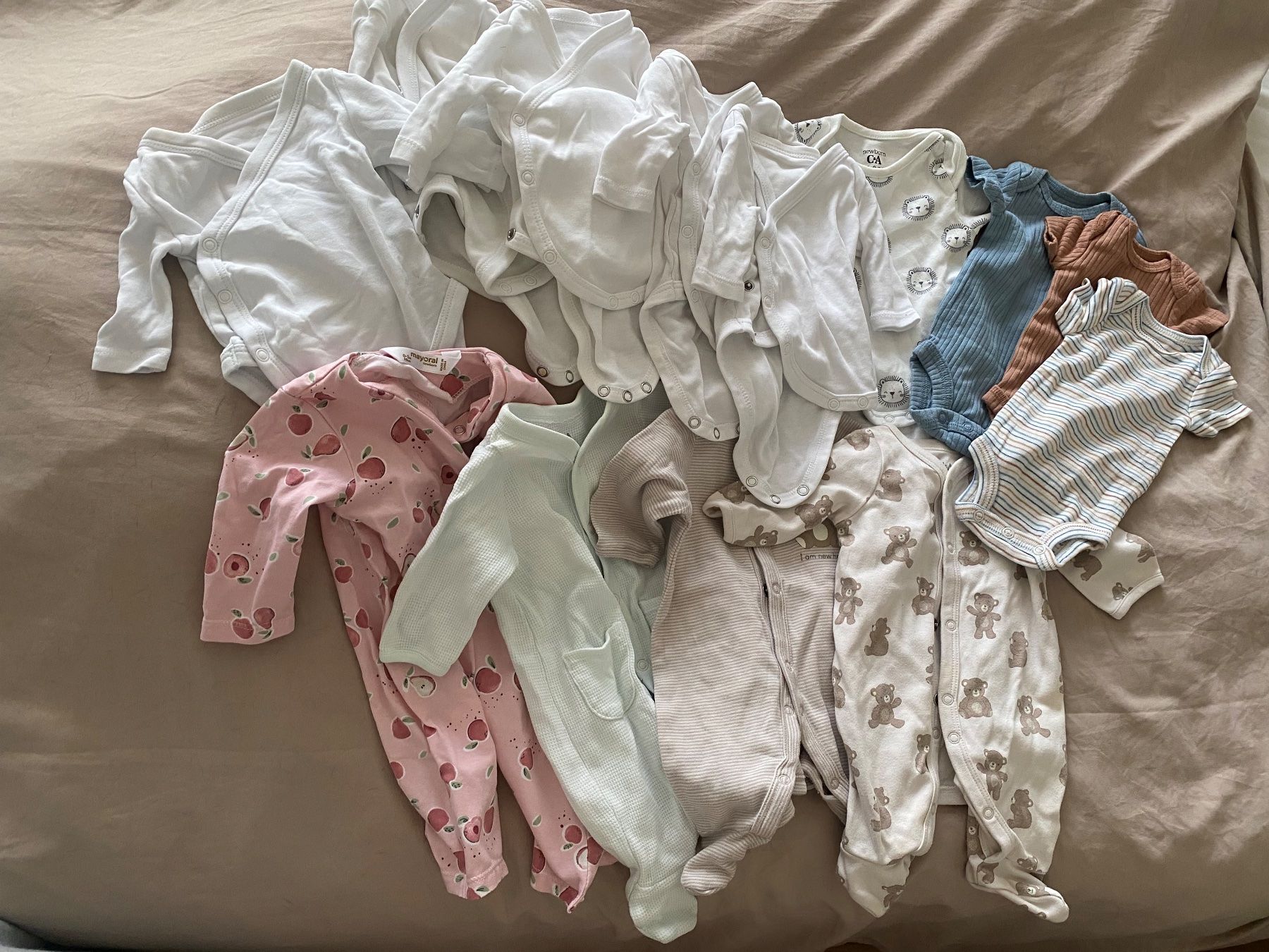 C&A Lotti & Set di vestiti: Baby Clothes Bundle: Bodysuits & Sleepsuits, Size 0-1 M – Usato da Zürich venduto da ana_m6d2