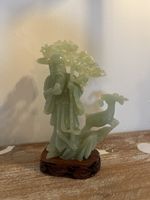 Skulptur Figur Jade Optik mit Holzsockel guter Zustand