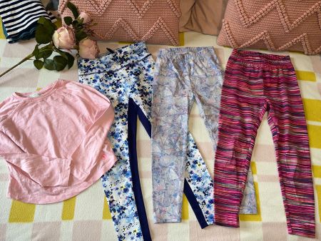 Fab set of three pairs of leggings and one yoga top 104/110