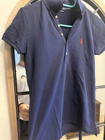 Dunkelblaues Polo Shirt mit rotem Logo für den Sommer ☀️