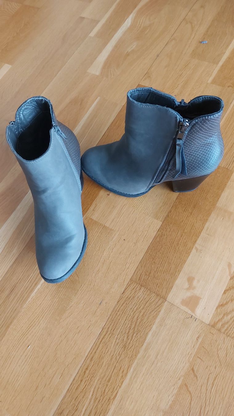 Damenschuhe: Graue Damen Stiefeletten, Grösse 39 – Gebraucht aus Chur von rushboard 1