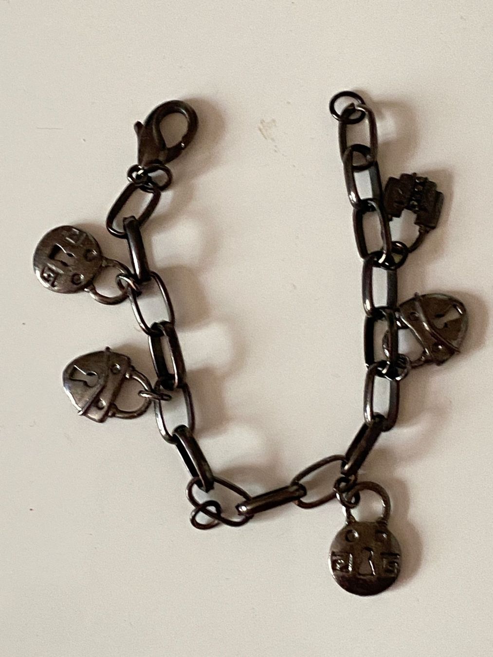 Bracciali & Braccialetti: Schwarzes Bettelarmband mit Schloss-Anhängern – Nuovo (secondo la descrizione) da Rothrist venduto da lil_tg5m 1