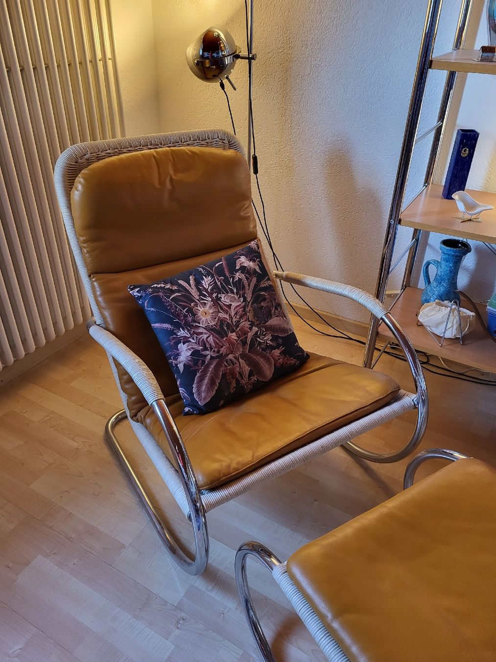 Poltrone: Fauteuil D35 design Anton Lorenz et ottoman 1980er. – Usato da Vevey venduto da oldiz 1