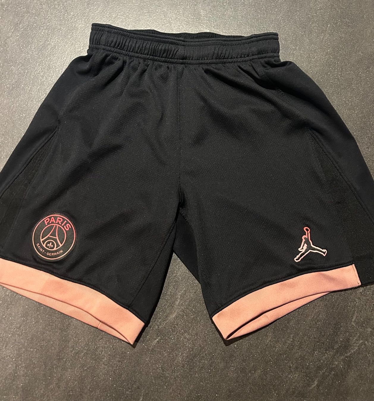 Jordan Pantaloni: PSG Shorts Saison 24/25 Third – Usato da Lobsigen venduto da HeneM