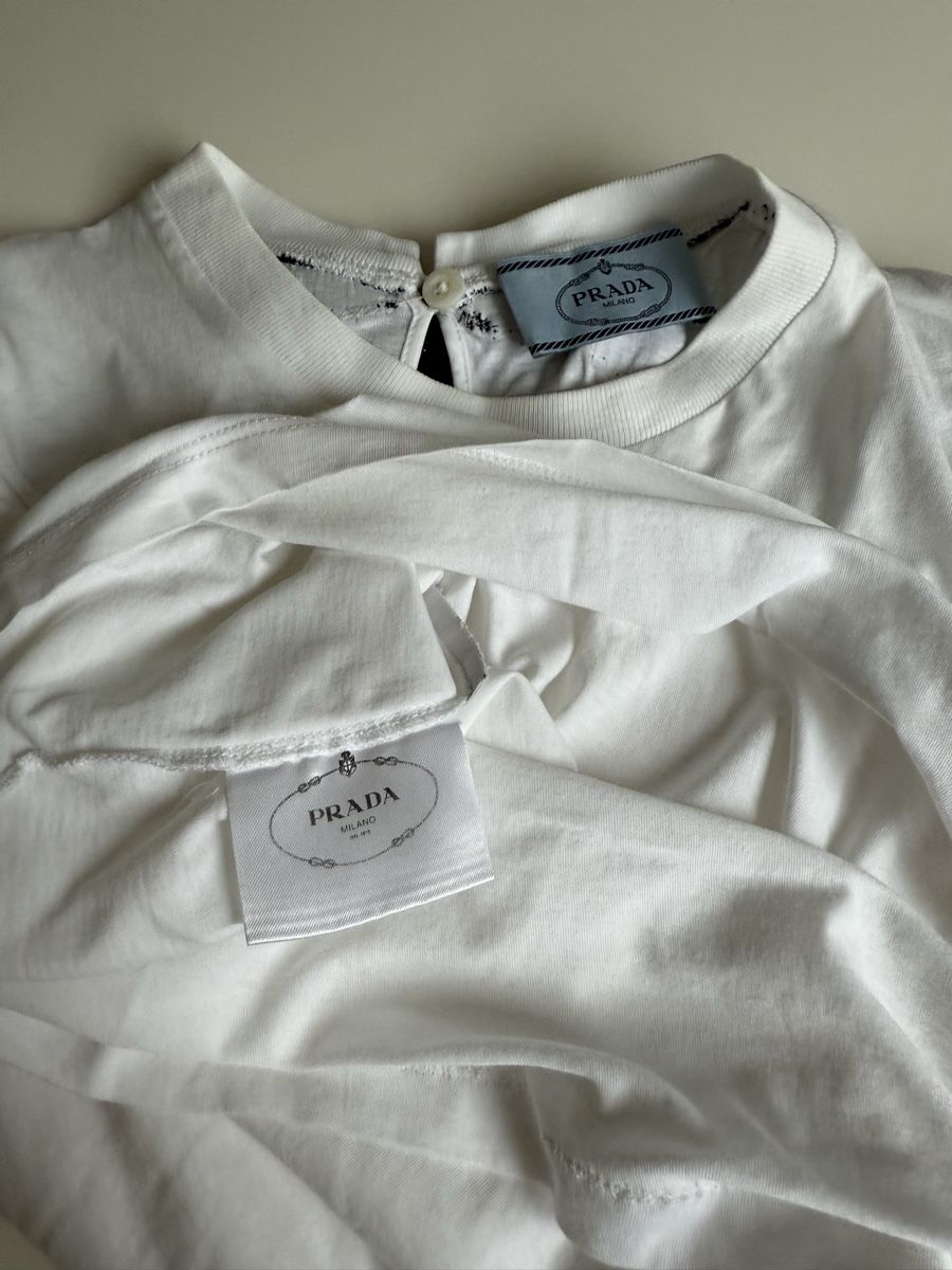Prada T-shirt: Prada T-Shirt – Usato da Winterthur venduto da 19.19 7