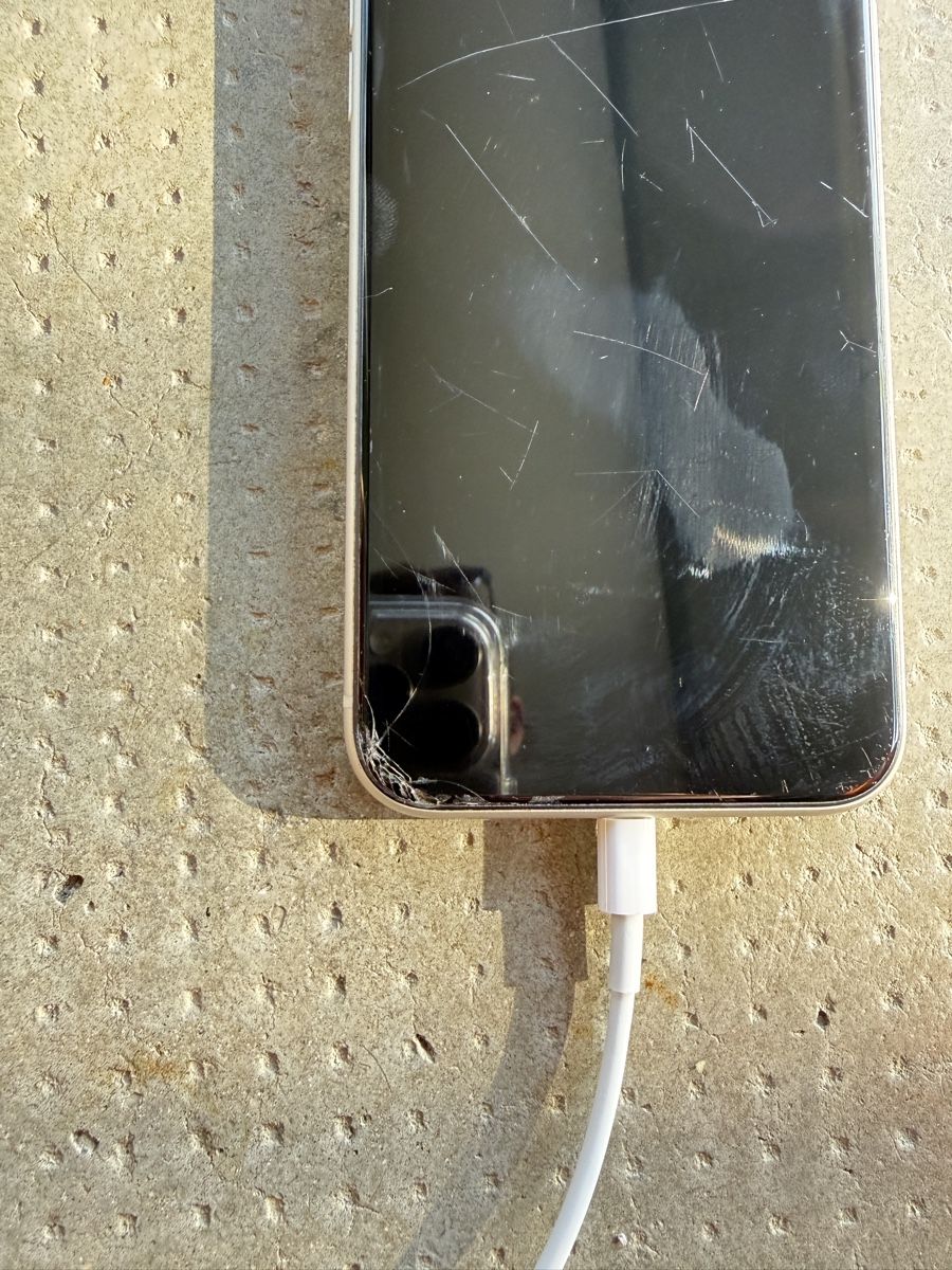 Apple Handys / Smartphones: iPhone 11 128 GB – Defekt aus Sonceboz-Sombeval von Australia010 1