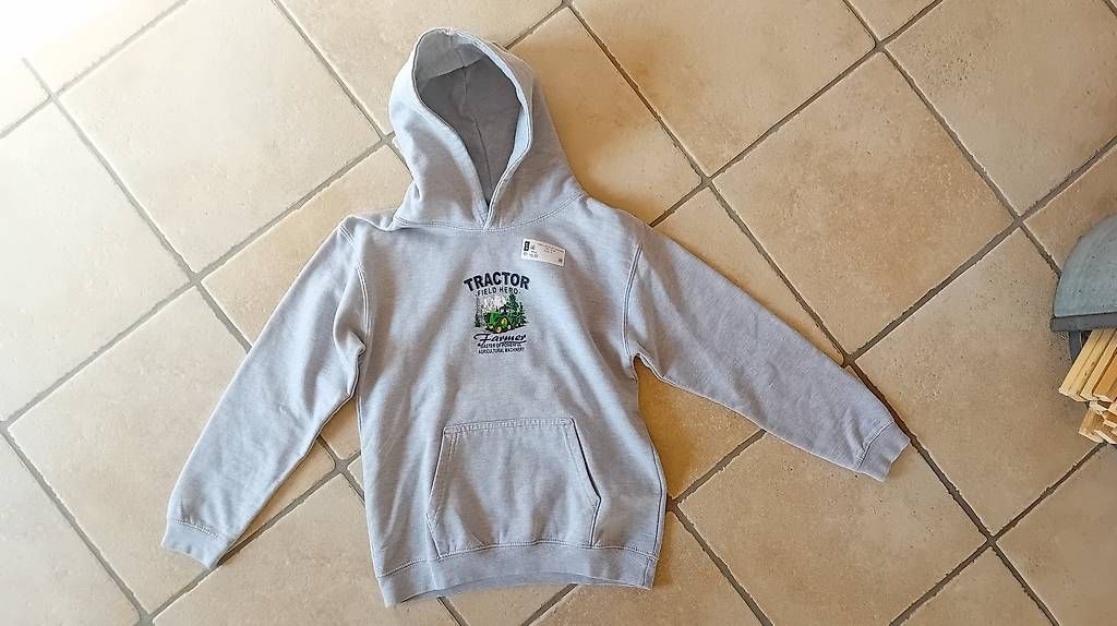 Pullover & Sweatshirts: Sweat à capuche personnalisé / 152 – Gebraucht aus Juriens von Twist03