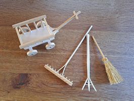 Miniatur Bauernhof Set Holz Wagen Rechen Besen gebraucht
