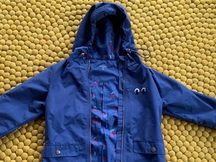 Manor Jacken & Mäntel: Veste imperméable Manor bleu doublée cerises taille 128 – Gebraucht aus Villars-sur-Glâne von Magdaka