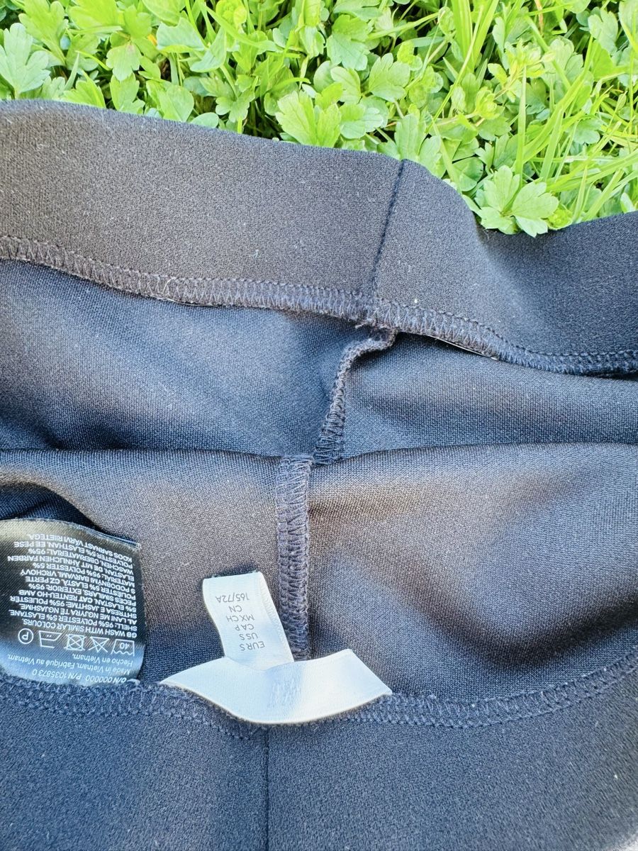 H&M Pantaloni: Schwarze Schlaghose von H&M, Gr. S – Usato da Muotathal venduto da mianyc 3