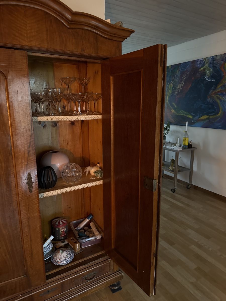 Armadi: Antiker Schrank mit eingebautem Regal – Usato da Cham venduto da ReUse_and_ReCycle 2