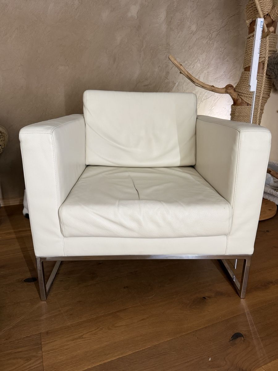 Poltrone: Ledersessel weiss mit Metallgestell  – Usato da Magden venduto da SCO13