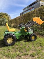 Tret-Traktor John Deere mit Frontlader und Anhänger
