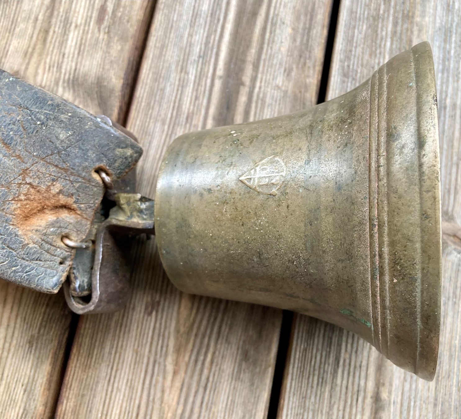 Campanacci mucche: antike uralte Glocke mit Riemen – Usato da Lüchingen venduto da Eeizo 1