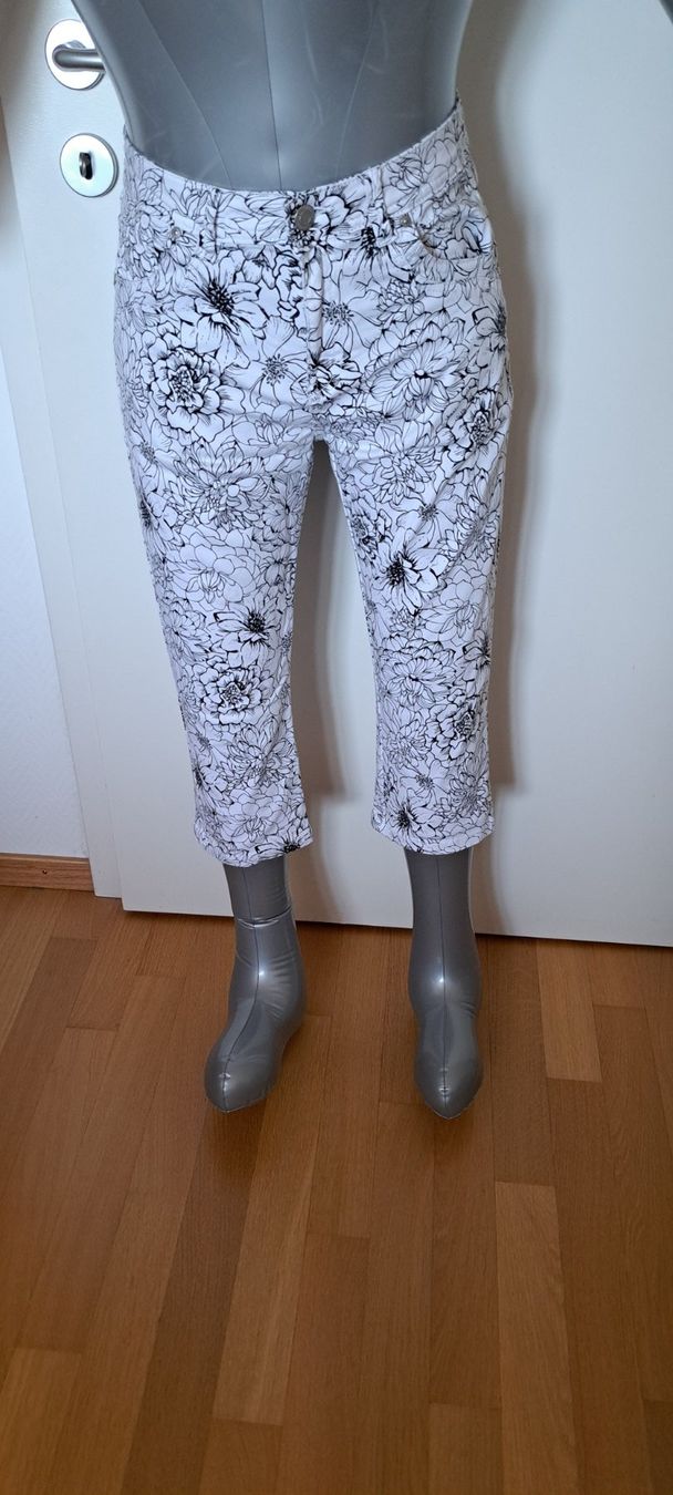 Jeans: Pantacourt / capri, jeans blanc-noir – Nuovo (secondo la descrizione) da Lussery-Villars venduto da pousinete02