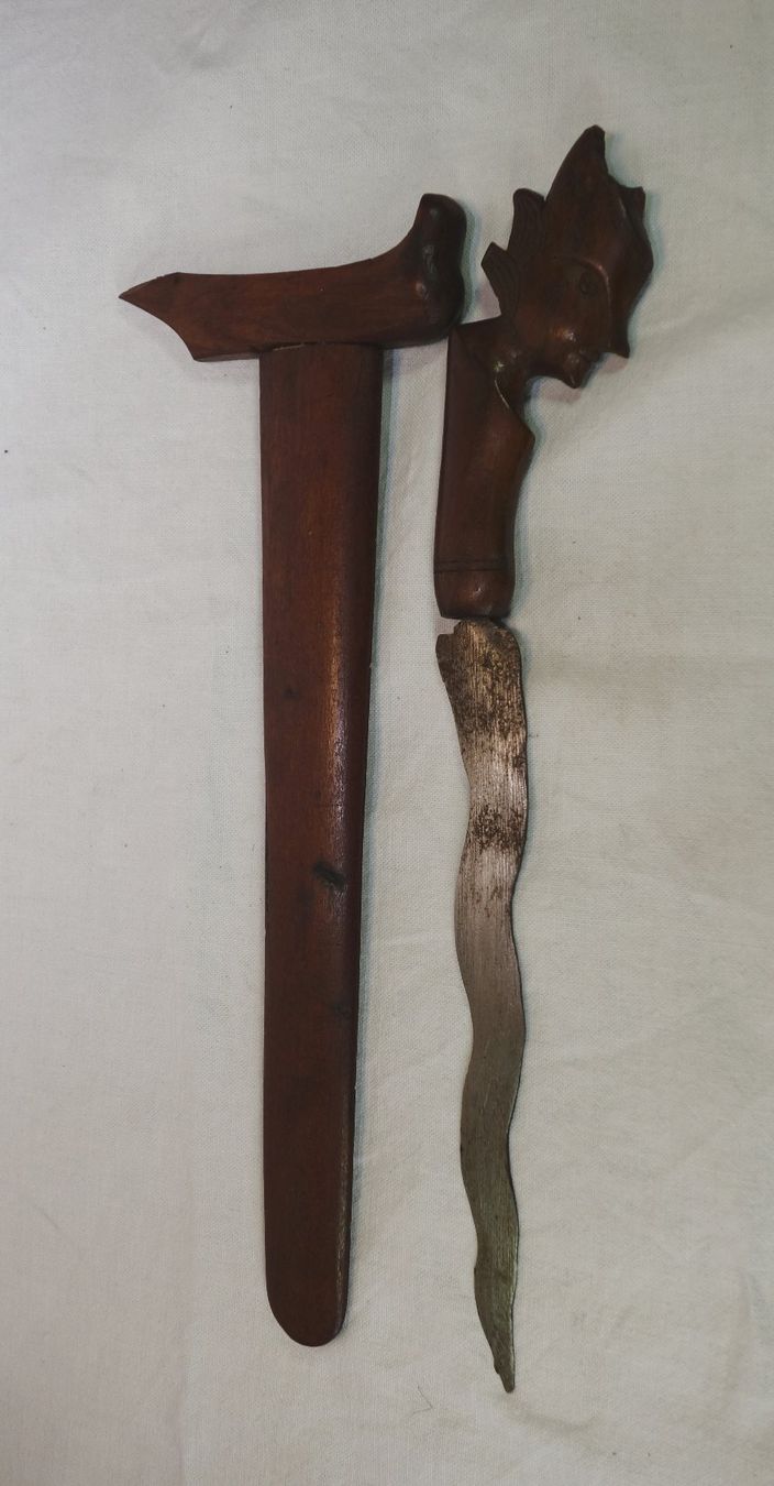 Posate: Kris Dolch mit Holzgriff und Scheide mit Schnitzerei – Usato da Duggingen venduto da doogbua 2