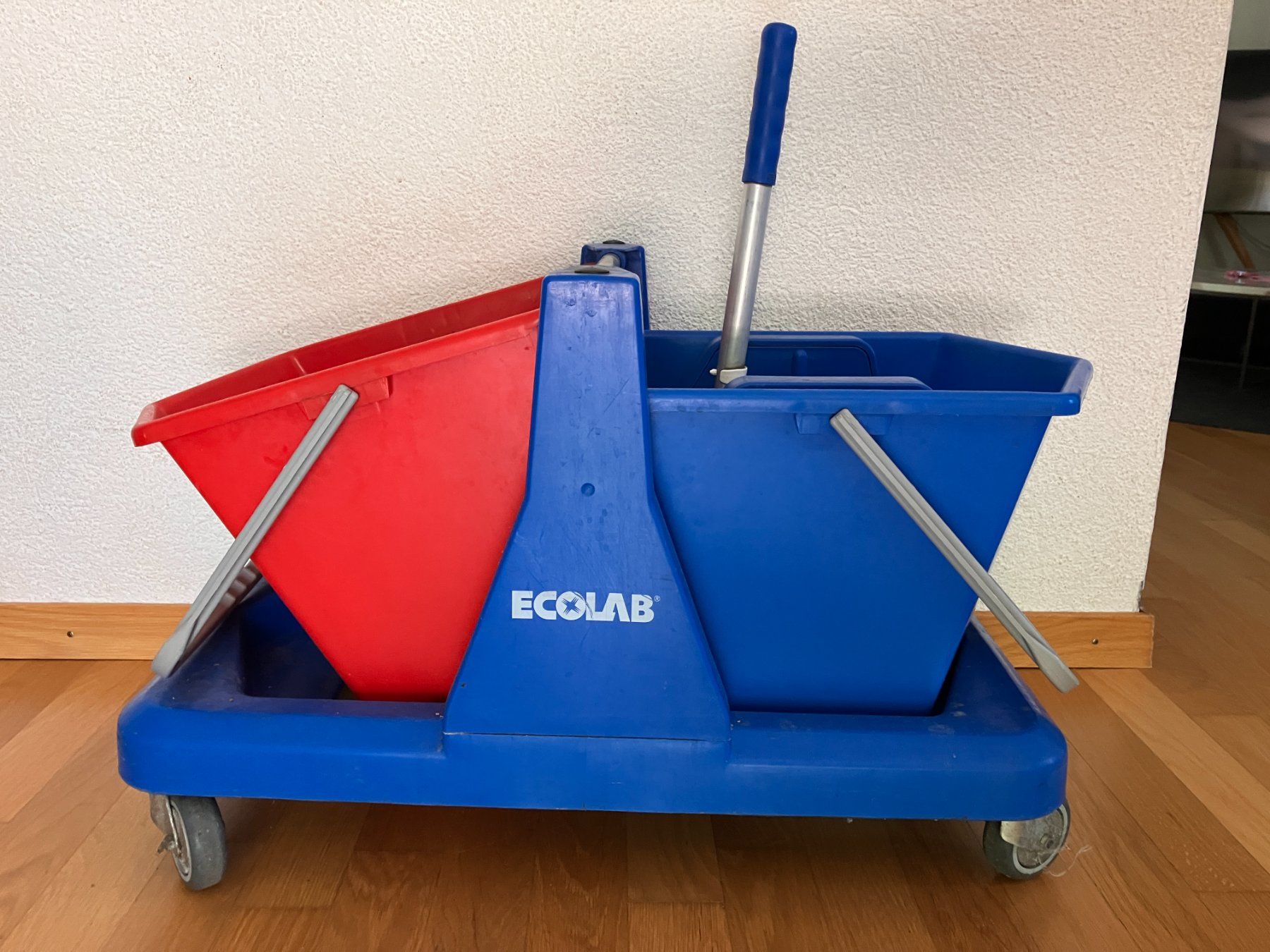 Reinigung & Hygiene: Ecolab Doppelfahreimer mit zwei Wischer – Gebraucht aus Fislisbach von Promo 5