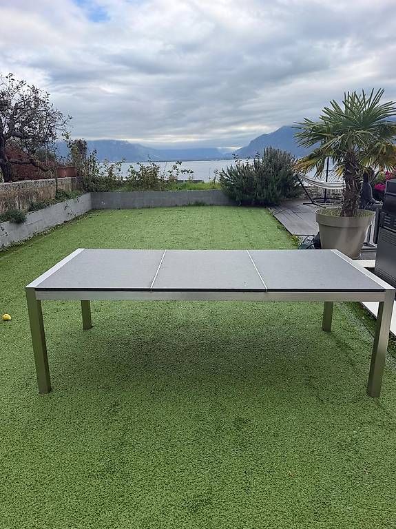 Tavoli: Superbe table de repas en granit  Excellent état – Usato da Chexbres venduto da nathy08 1