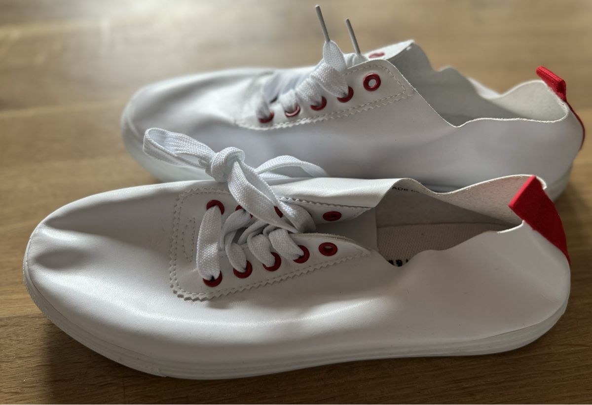 Herrenschuhe: White aethi Sneakers with red detail – Neu (gemäss Beschreibung) aus Mühlethurnen von Indriukas