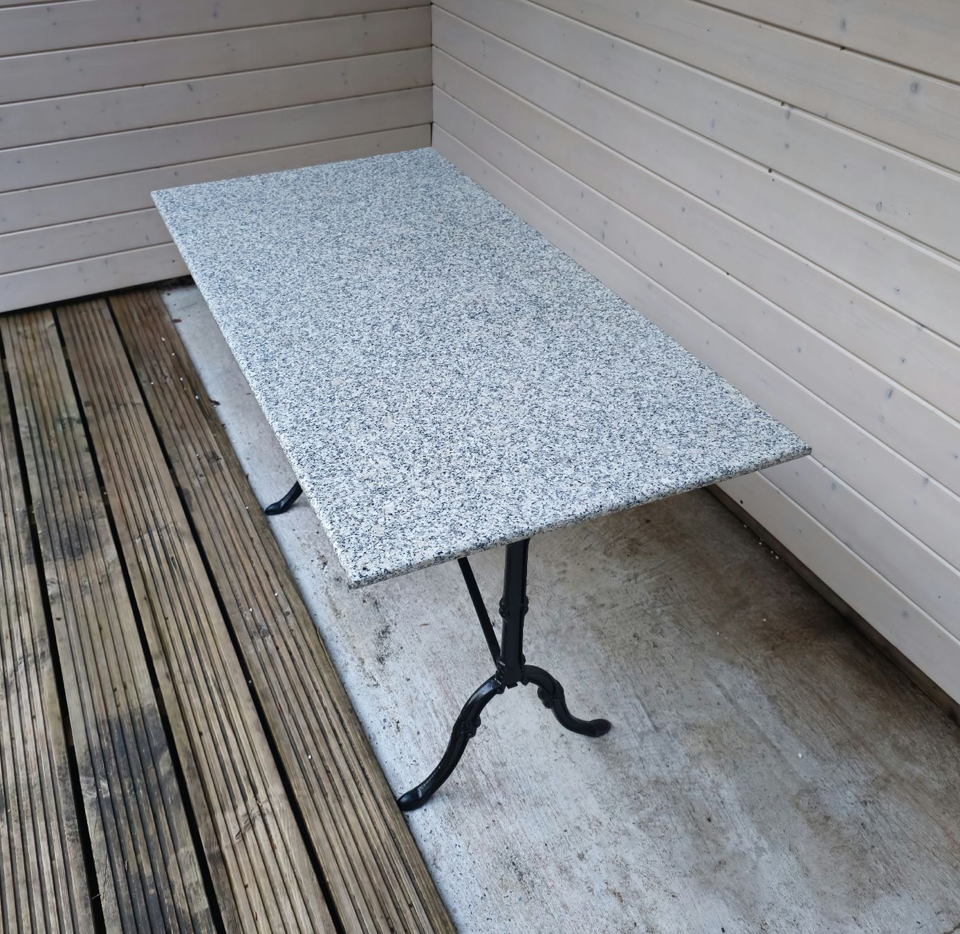 Tavoli: Granittisch mit Gusseisenfuss – Usato da Etzgen venduto da VierRingeA6 1