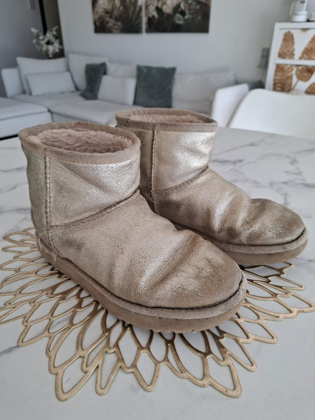 Ugg Scarpe per ragazze: UGG Kinder Stiefel, goldfarben, Gr. 36 – Usato da Massagno venduto da Michaela.F