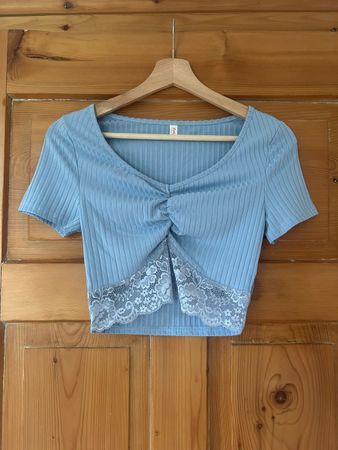 Hellblaues Crop Top mit Spitze, Sommer-Look, Gr. S