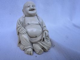 Lachender Buddha (Budai) aus weißem Porzellan fli