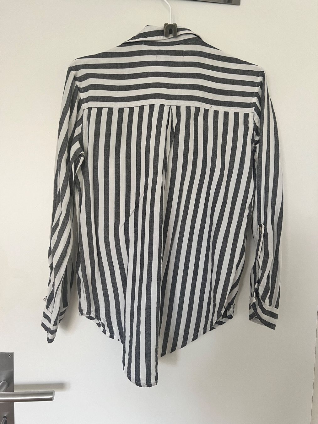Blusen: Grau/weiss gestreifes Hemd, Grösse 34 – Gebraucht aus Neuenhof von UrbanBags 2