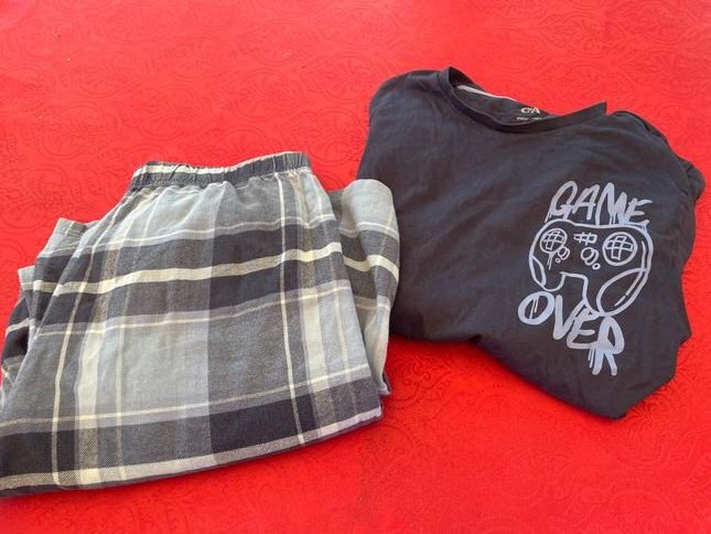 Pyjamas & Ähnliches: Junge Kinder Pyjama langarm 170 – Gebraucht aus Bergdietikon von antovale
