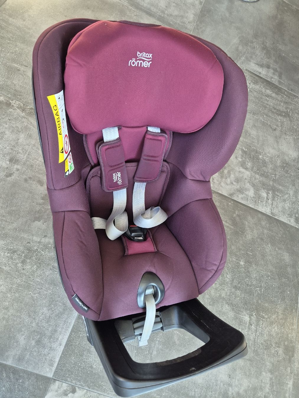 Britax Römer Seggiolini per auto: Siège Britax Römer SWINGFIX M 61-105cm – Usato da Bevaix venduto da Leuen7
