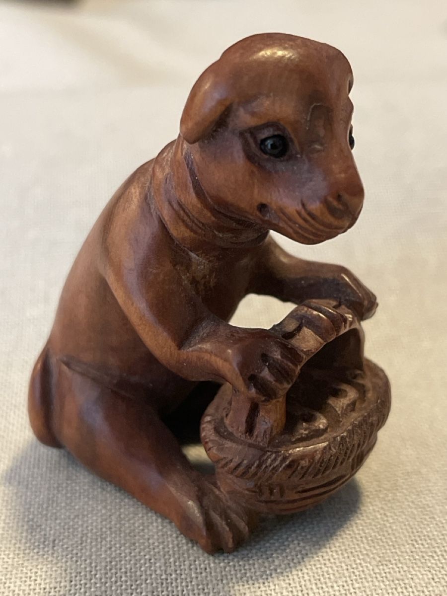 Statuette: Netsuke Holz, sitzendes Tier mit Korb, signiert – Usato da Embrach venduto da Gauvain1 2