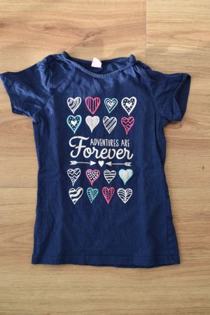 T-Shirt dunkelblau mit Herzen (Grösse 104)