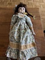 Antike Puppe mit Stoffkörper und Porzellankopf Vintage
