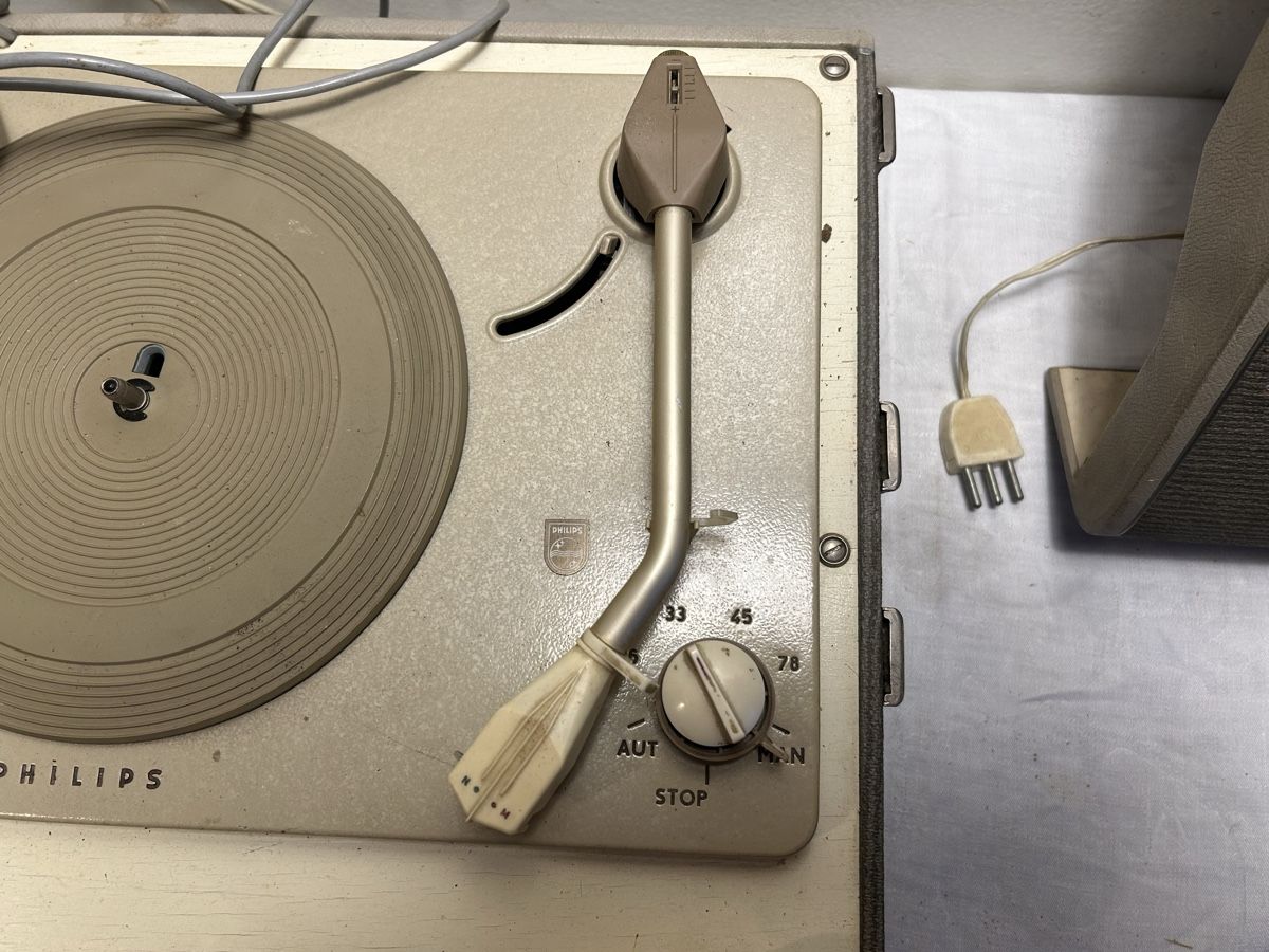 Philips Plattenspieler: Tourne-disque valise Philips vintage défectueux  – Defekt aus Geneve von  4
