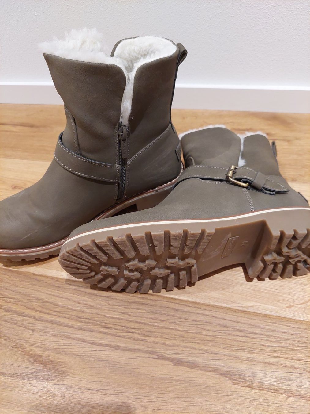 Scarpe da donna: Stiefelette khakigrün, Gr. 38 – Usato da Schenkon venduto da rausausdemhaus 2