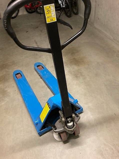 Carrelli elevatori e a forche: Palettrolli / Handbubwagen – Usato da Thierachern venduto da Herci 1