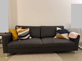 Dunkelgraues Sofa zu verschenken