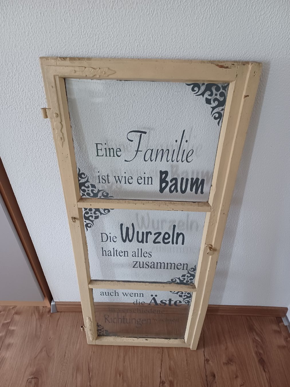 Tutte le decorazioni: Altes Fenster mit Spruch  – Usato da Hasle LU venduto da Bob86