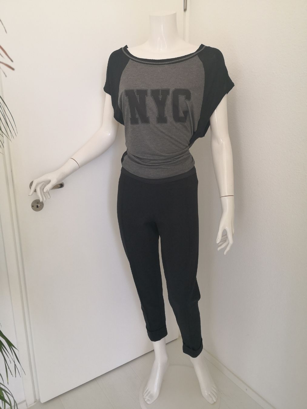 Mango Pantaloni: 🤩 MANGO STRETCH HOSE SCHWARZ MIT ELASTBAND – Usato da Olten venduto da Naja-Twins-Twins 1