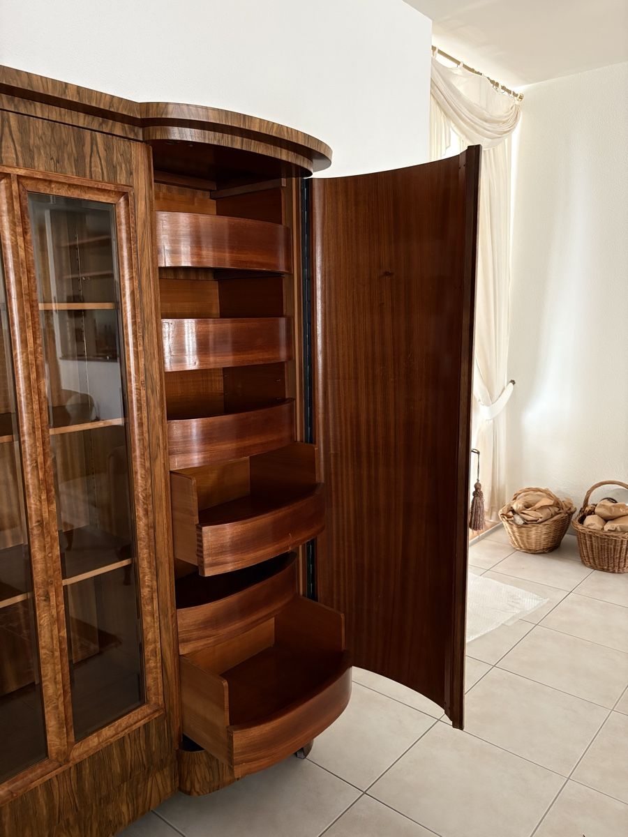 Vitrines: Semus Vitrinenschrank Nussbaum – D'occasion à Villnachern par rem_8v28 4