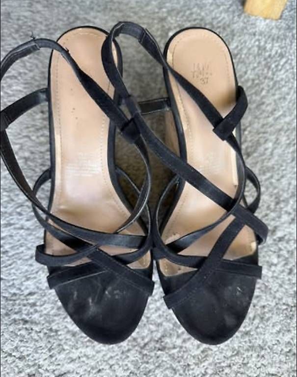 Scarpe da donna: Keilsandalen schwarz Gr. 37 – Usato da Uzwil venduto da nana.93 1