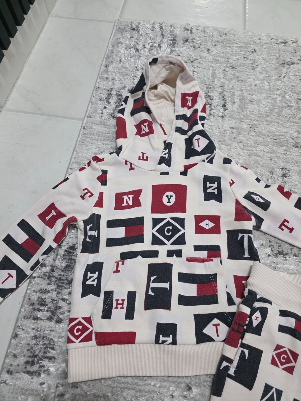Tommy Hilfiger Lotti & Set di vestiti: Tommy Hilfiger Trainer Kinder Grösse 98 – Usato da Scherzingen venduto da Benjanil 1