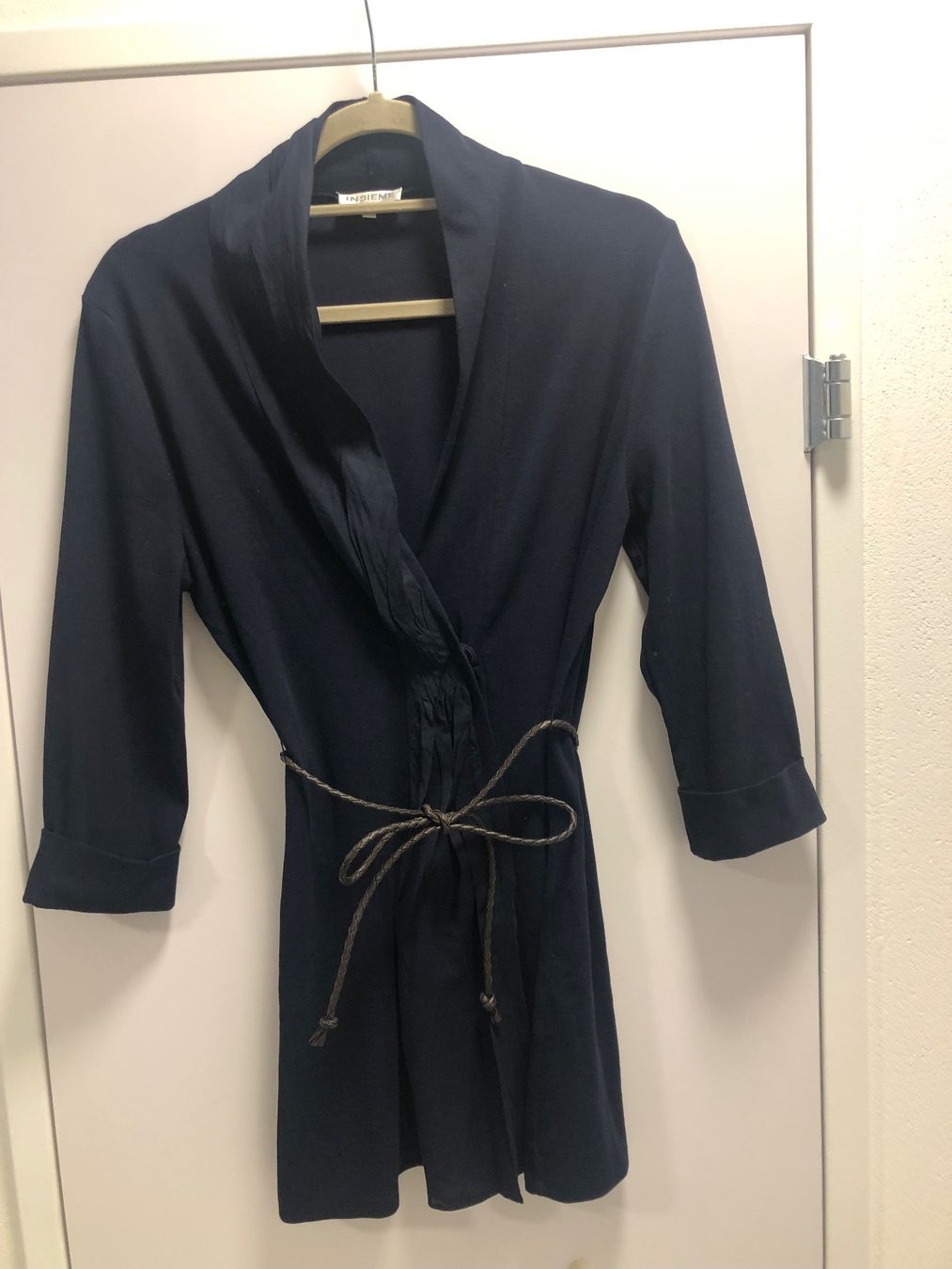 Jacken: Dunkelblauer Baumwoll-Cardigan mit Gürtel. – Gebraucht aus Zizers von sarah_1987