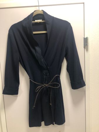 Dunkelblauer Baumwoll-Cardigan mit Gürtel.
